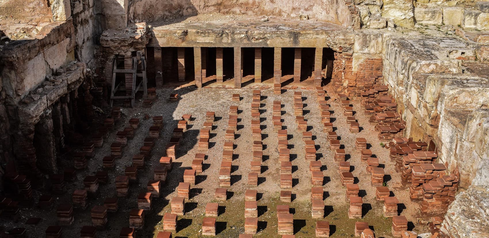 Restanten van een Romeins hypocaustum: de verhoogde vloer rustte op stenen pijlers.