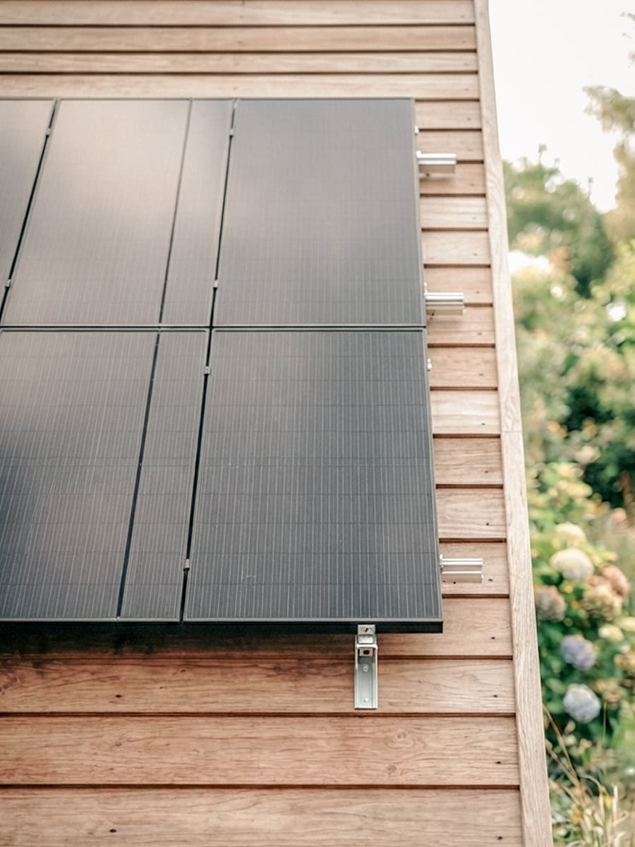 Zonnepanelen geïnstalleerd op een dak door Renders in West-Vlaanderen
